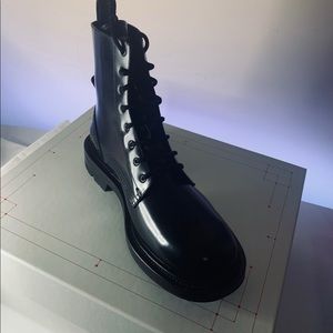Alexander McQueen.. Polished lace-up ankle boots